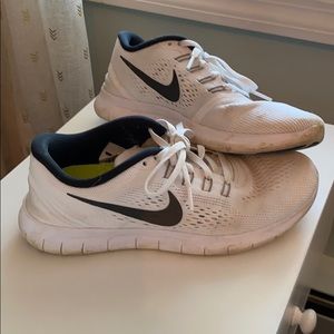 *FLASH SALE* White Nike Sneakers (Women’s Size 8)